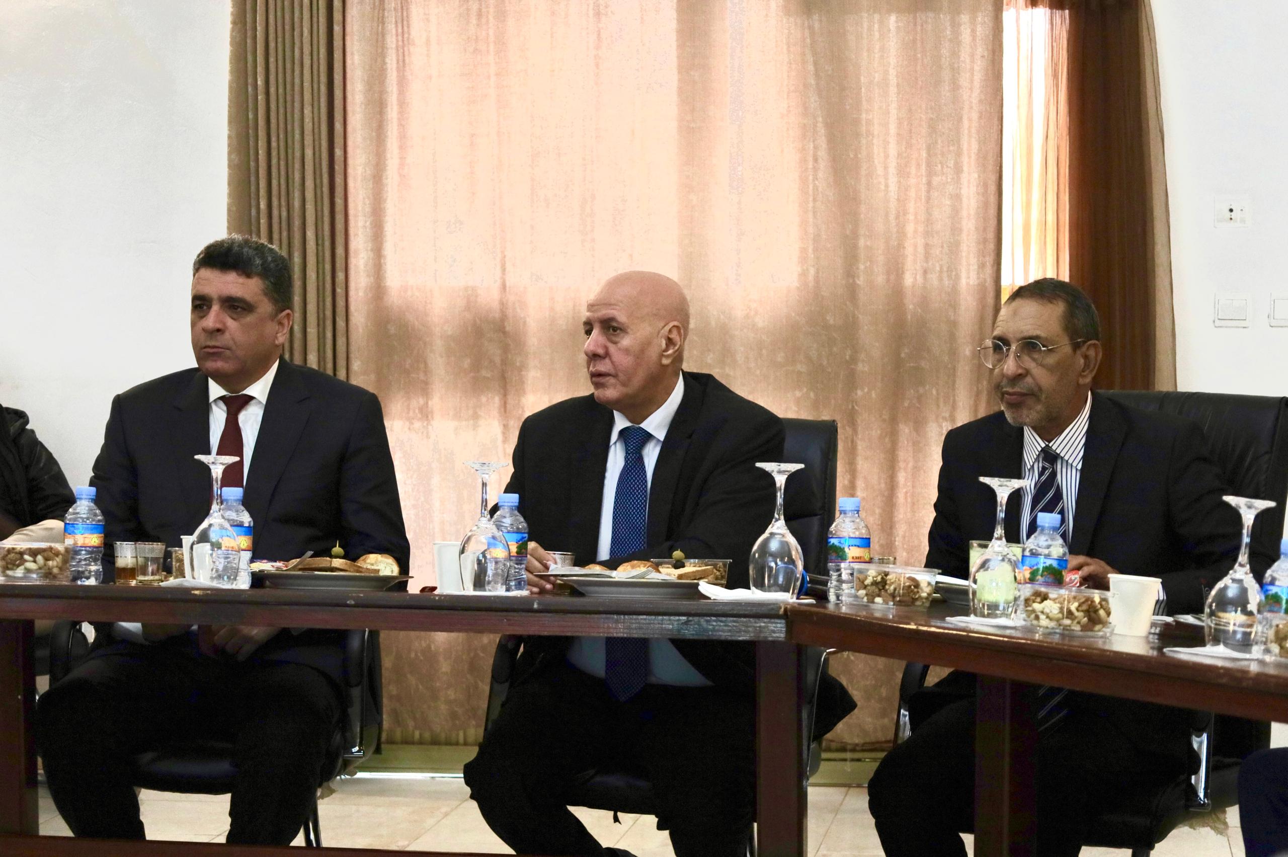 أدت بعثة من ديوان المحاسبة الليبي ،صباح اليوم السبت زيارة لميناء نواكشوط المستقل (ميناء الصداقة).وتأتي هذه الزيارة للاطلاع عن قرب على القدرة الاستيعابية للميناء وطرق تشغيله.وقد تلقى الوفد الليبي شروحا تفصيلية من لدن القائمين على الميناء خلال الجولة التي قاموا بها داخل أروقته. و يتكون وفد ديوان المحاسبة الليبي من : رئيس ديوان المحاسبة الليبي الاستاذ خالد أحمد شكشك والاستاذ أسامة سالم النسر ، مدير مكتب رئيس الديوان و الاستاذ عبد الباسط رمضان جبوع ؛ بالاضافة للسفير الليبي في نواكشوط السيد سهيل محمد التريكي.  و