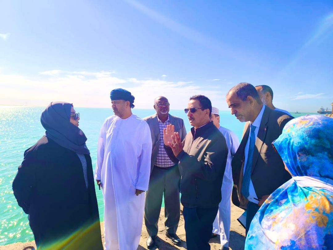  استقبل ميناء نواكشوط المستقل – ميناء الصداقة ،اليوم، وفدًا من سلطنة عُمان في زيارة تهدف إلى تعزيز علاقات التعاون بين الجمهورية الإسلامية الموريتانية وسلطنة عُمان في مجالات النقل البحري والخدمات اللوجستية.  وجرت الزيارة بحضور المدير العام للشركة الموريتانية للمنتجات الحيوانية، حيث رافق الوفد العُماني في جولة ميدانية شملت مختلف منشآت الميناء، واطّلع من خلالها على الإجراءات المعتمدة في التصدير وعمليات الشحن والخدمات اللوجستية.  وقد قدم مسؤولو الميناء شروحات مفصلة حول البنية التحتية للميناء، وآليات العمل، والخ